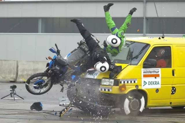 motorbike-crash-test_transporter-motorrad01.jpg