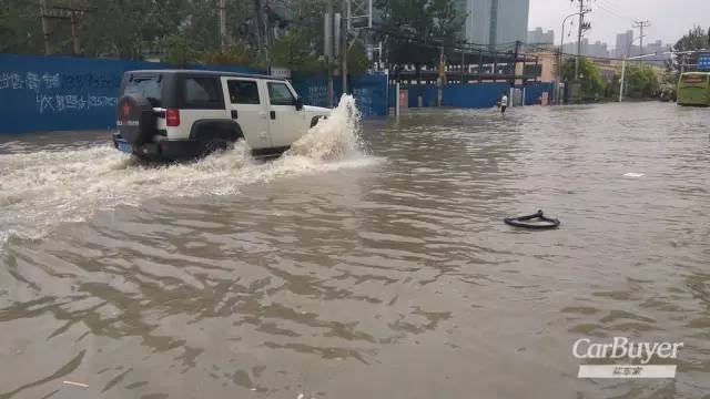 暴雨天气，这个按钮不关掉，你的车就离报废不远了