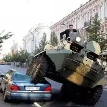 乱停车，直接坦克碾压！