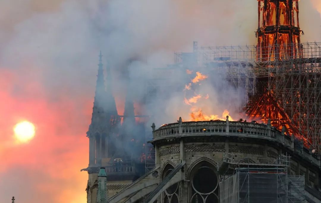 巴黎圣母院火灾,主塔楼倒塌,从此怪人无钟楼