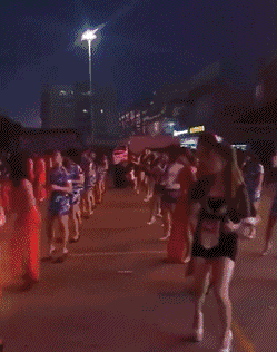 梅姨去非洲尬舞,然而这身姿.